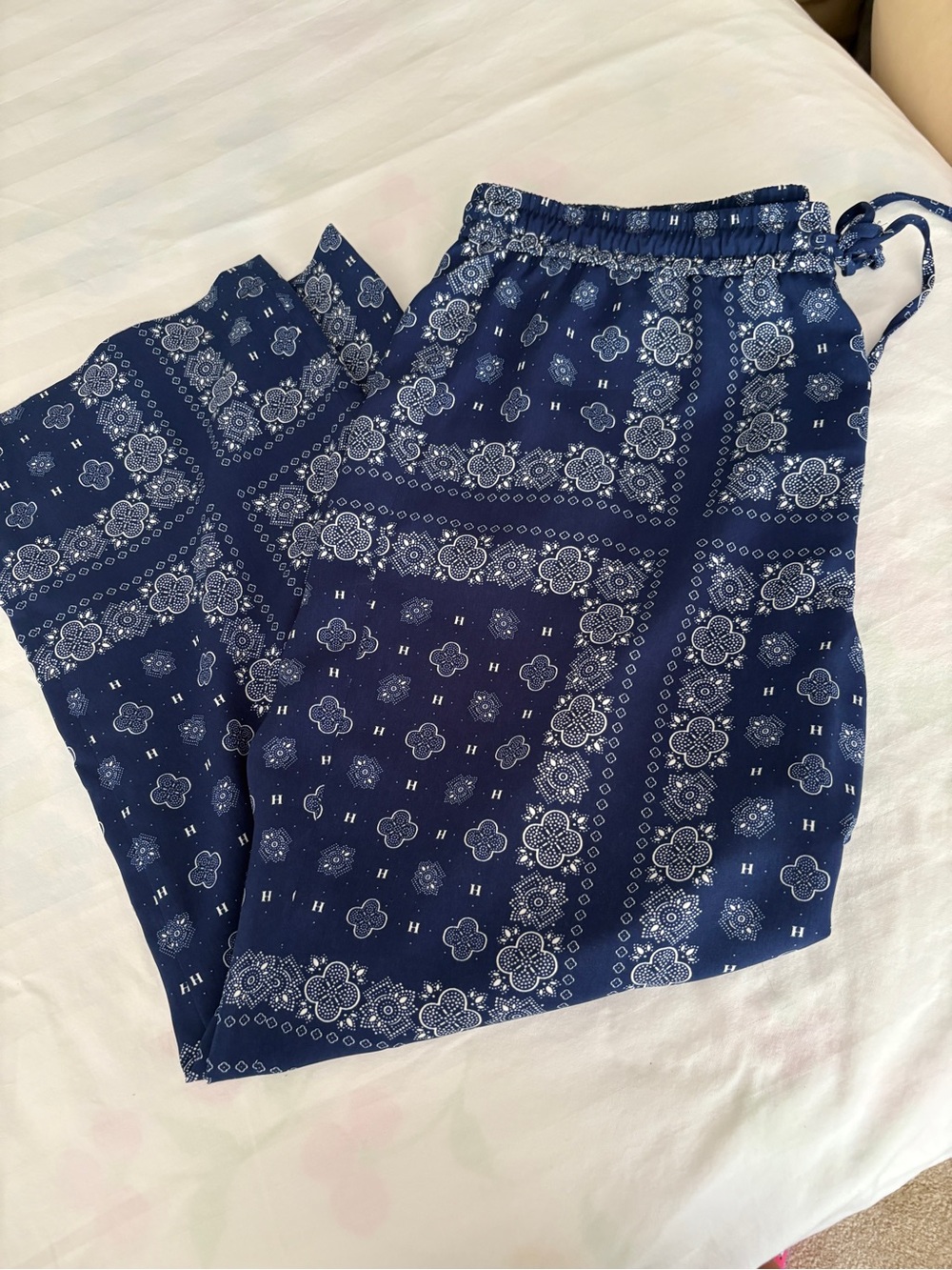 Large Tommy Hilfiger flowy navy pants